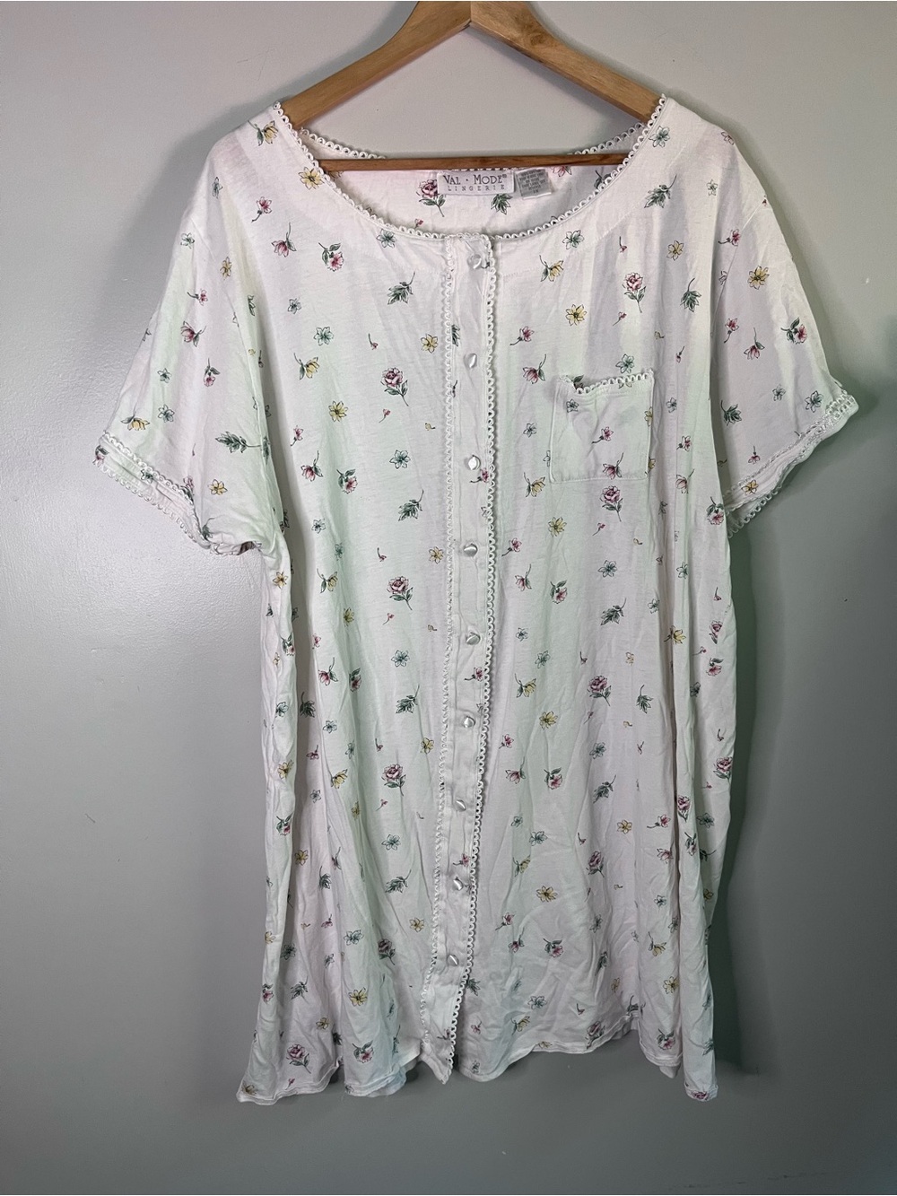Beautiful Cottagecore White Floral Button-Up Nightgown with Lace Trim